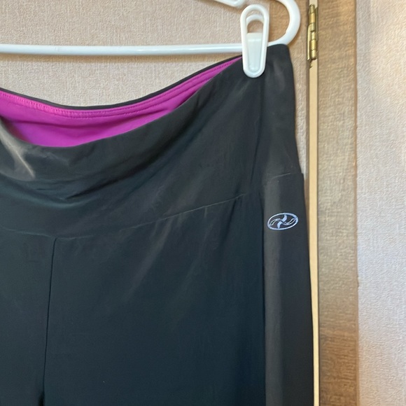 FINAL MARKDOWN NYL Vibrant Pink and Black Sports cropped slacks 2x - Picture 3 of 9